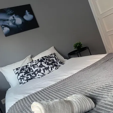 Hostel Rooms, Location For Tourists Lisbon