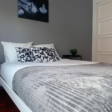Hostel Rooms, Location For Tourists Lisbon